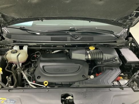 Used 2024 Chrysler Pacifica Touring-L FWD image 10