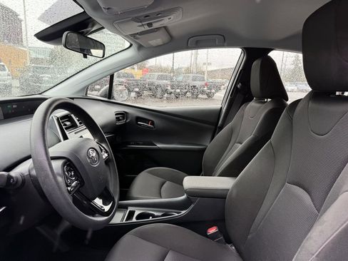 Used 2019 Toyota Prius L Eco w/ Carpet Mat Package image 16