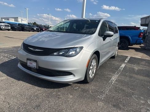Used 2023 Chrysler Voyager LX image 11