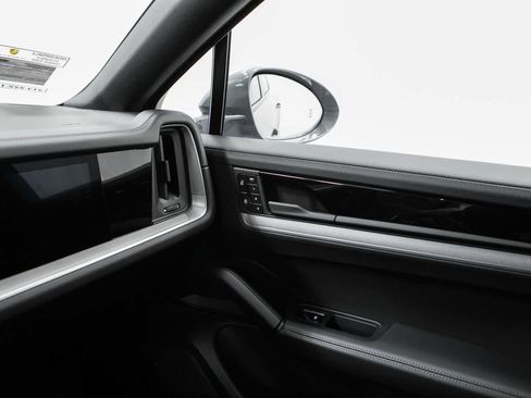 Certified 2025 Porsche Cayenne S AWD/4WD image 31