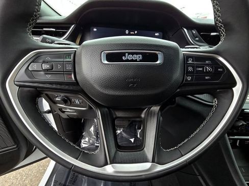 Used 2025 Jeep Grand Cherokee Laredo X w/ Luxury Tech Group I image 16