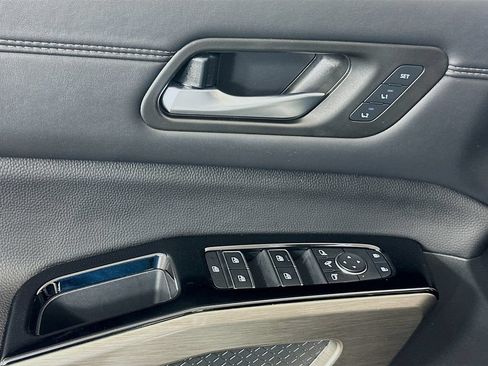 Used 2025 Nissan Pathfinder Platinum FWD image 18