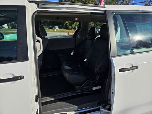 Used 2016 Toyota Sienna L image 26