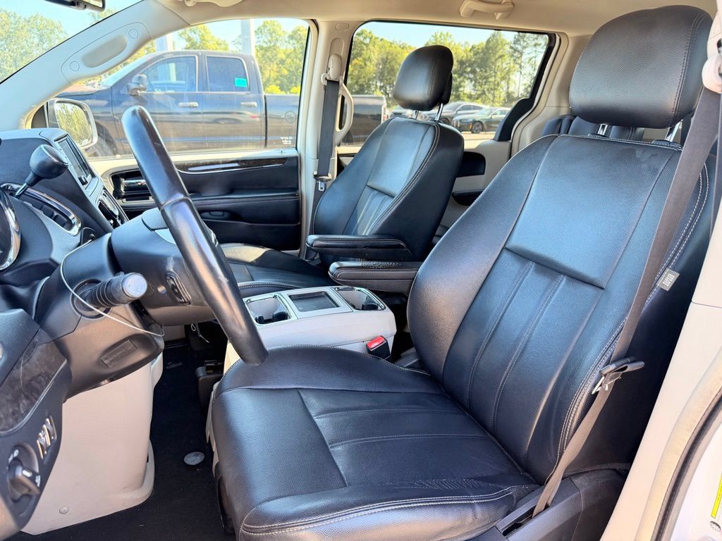 Used 2014 Chrysler Town & Country Touring FWD image 12