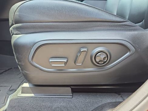 Used 2023 Jeep Grand Cherokee L Limited w/ Black Appearance Package AWD/4WD image 23