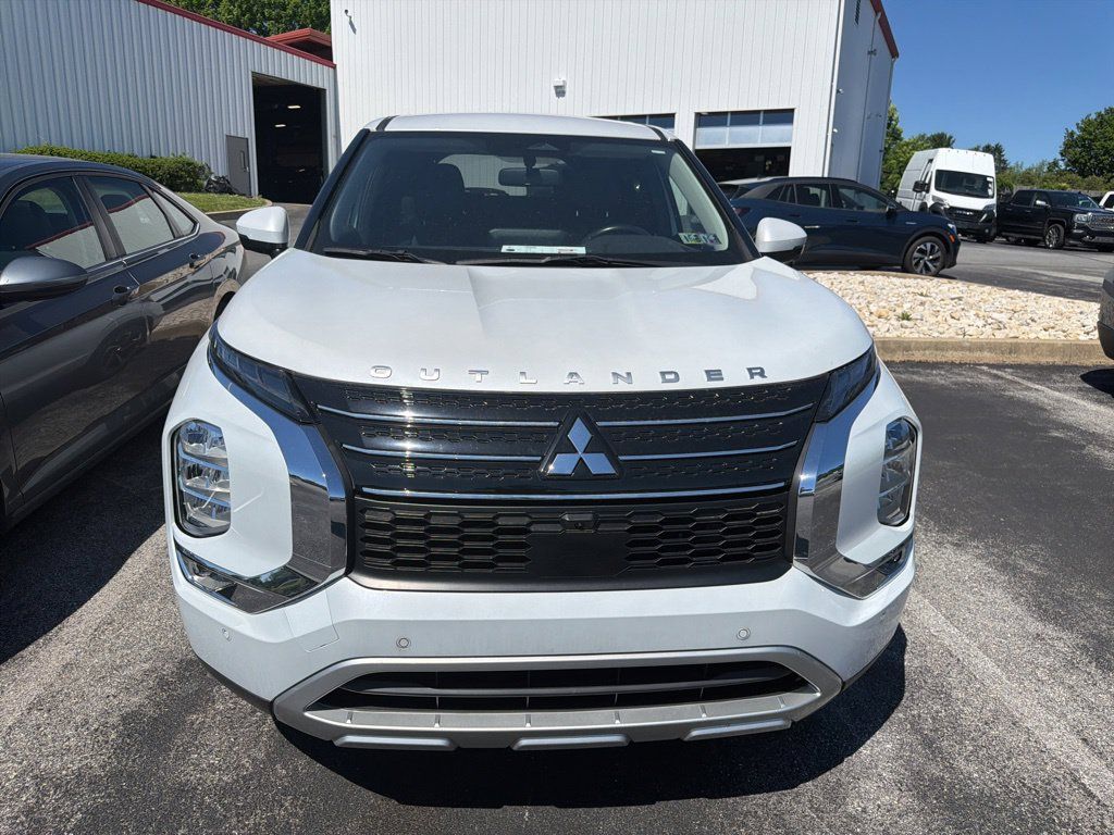 Used 2022 Mitsubishi Outlander SE FWD image 2