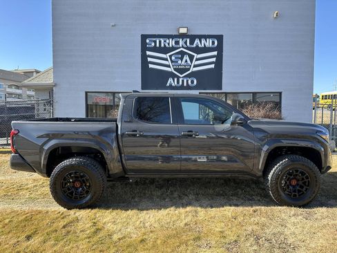 Used 2025 Toyota Tacoma SR5 AWD/4WD image 5