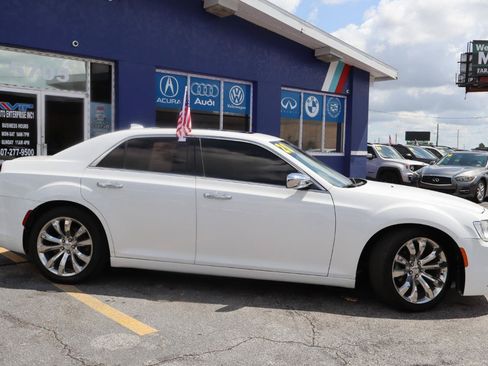 Used 2020 Chrysler 300 Limited RWD image 4