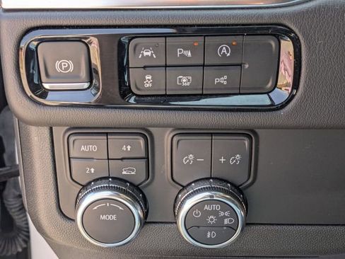 Used 2025 GMC Yukon Denali AWD/4WD image 17