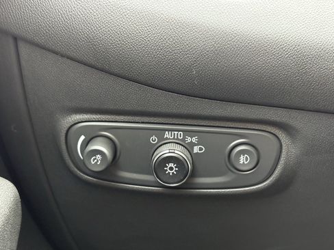 Used 2021 Chevrolet Equinox LT FWD image 17