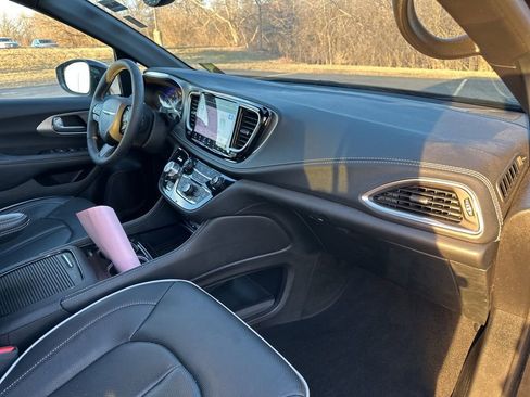 Used 2024 Chrysler Pacifica Limited w/ Uconnect Theater Family Group image 20