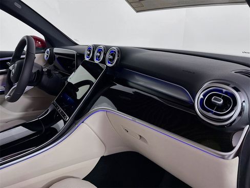 Used 2025 Mercedes-Benz GLC 300 4MATIC image 31