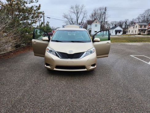 Used 2011 Toyota Sienna LE image 36
