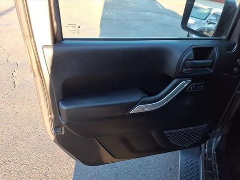 Used 2018 Jeep Wrangler Unlimited Sahara w/ Connectivity Group image 27