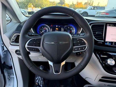 Used 2024 Chrysler Pacifica Touring-L image 17