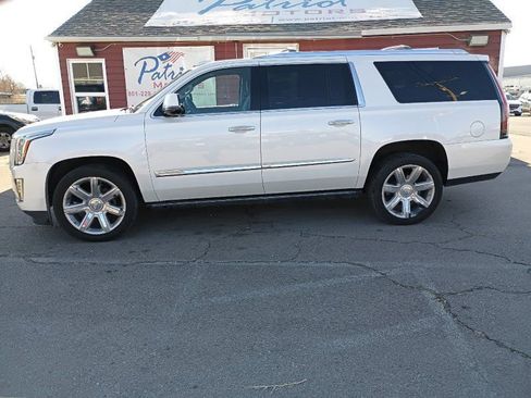 Used 2016 Cadillac Escalade ESV Premium image 2