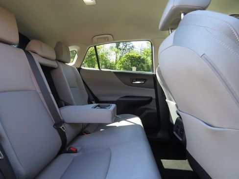 Used 2022 Toyota Venza LE image 17