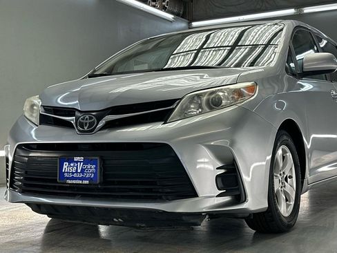 Used 2018 Toyota Sienna LE w/ Carpet Mat Package FWD image 4