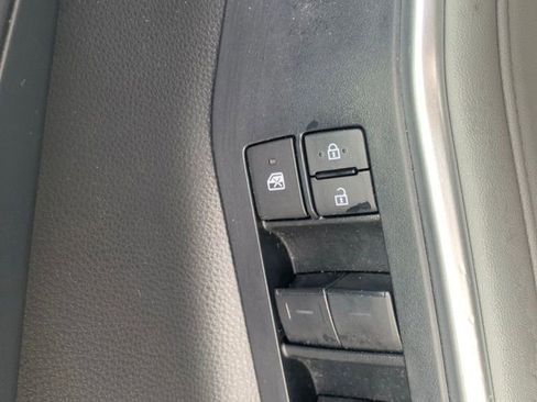 Used 2023 Toyota Highlander XLE AWD/4WD image 9