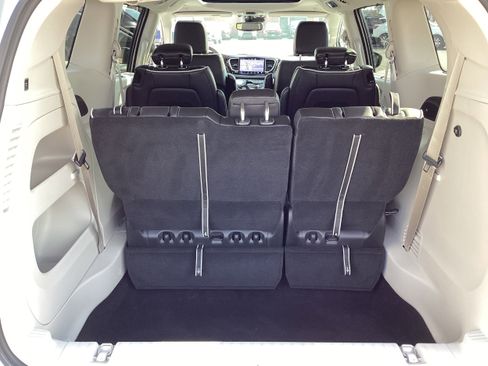 Used 2024 Chrysler Pacifica Limited image 15