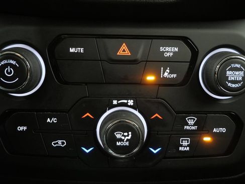 Used 2023 Jeep Renegade Latitude AWD/4WD image 18