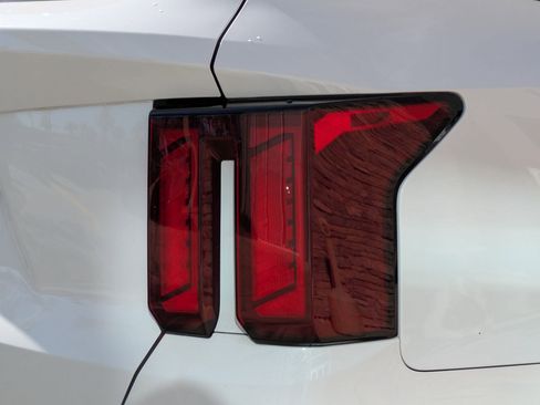 Used 2024 Kia Sorento LX FWD image 11