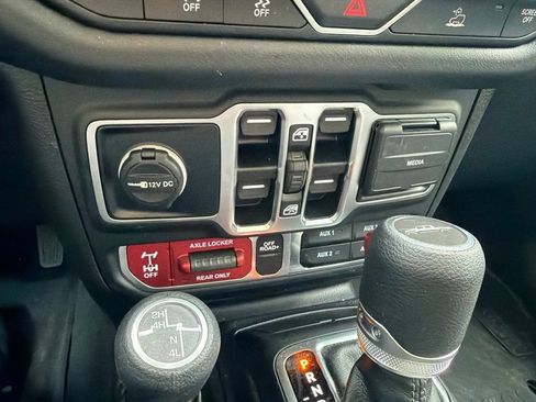 Used 2025 Jeep Gladiator Mojave w/ Convenience Group AWD/4WD image 21