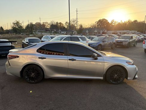 Used 2021 Toyota Camry SE image 6