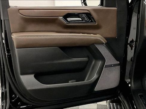 Used 2025 GMC Yukon XL Denali Ultimate AWD/4WD image 21