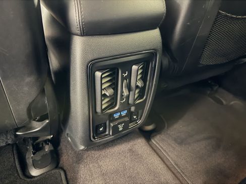 Used 2018 Jeep Grand Cherokee Limited AWD/4WD image 12
