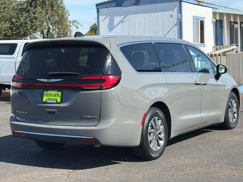 Used 2023 Chrysler Pacifica Touring-L FWD image 4