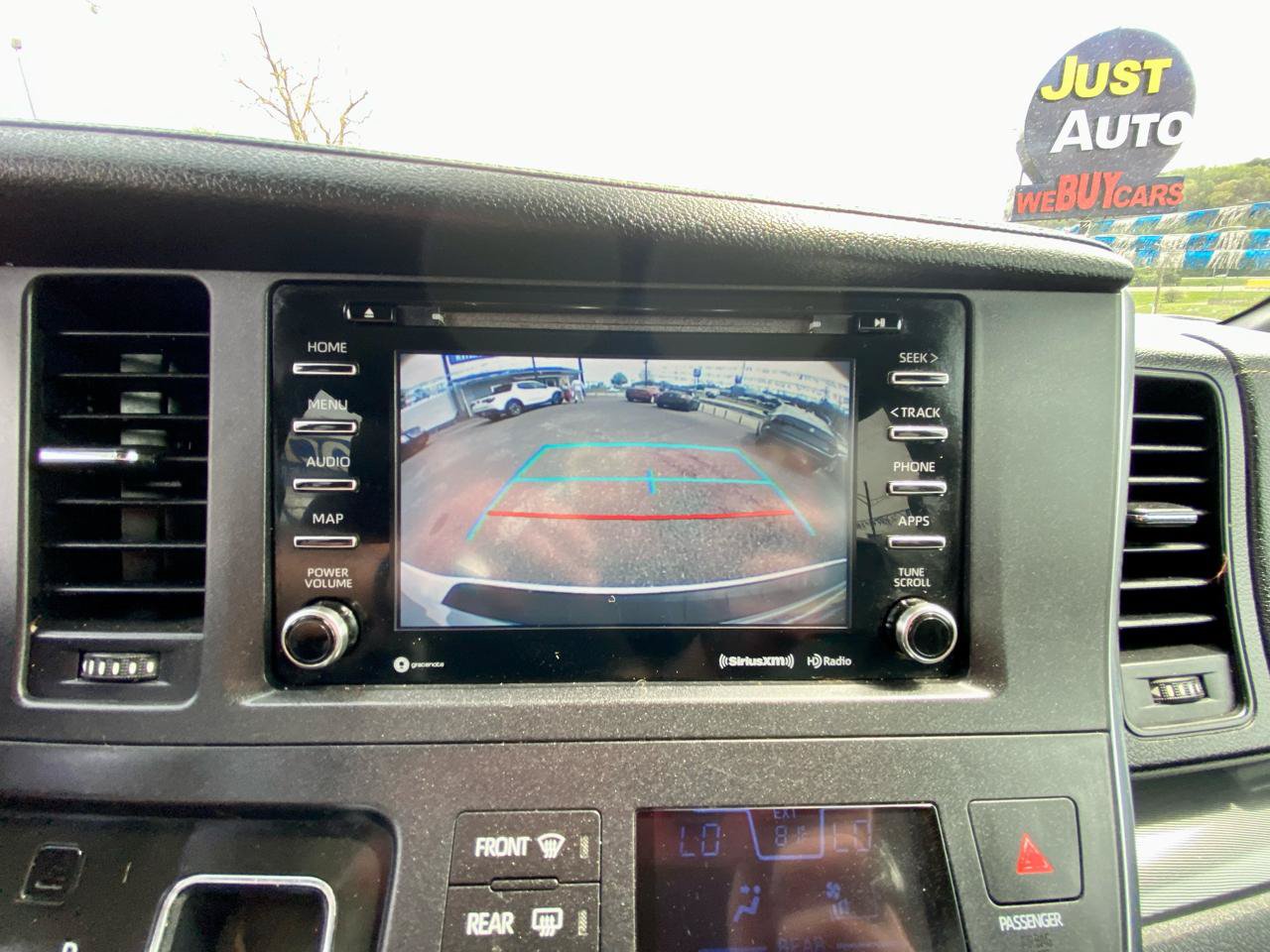 Used 2019 Toyota Sienna SE FWD image 26