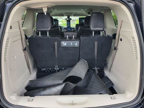 Used 2020 Chrysler Pacifica Limited FWD image 30