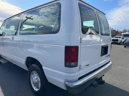 Used 2009 Ford E-350 and Econoline 350 Super Duty Wagon image 17