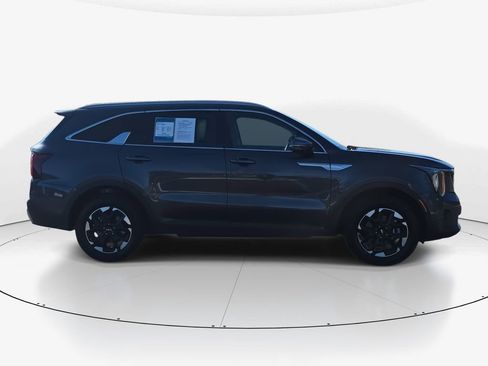 Used 2024 Kia Sorento S image 3