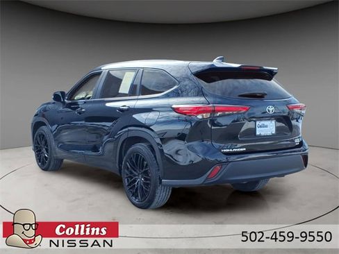 Used 2023 Toyota Highlander XLE image 3