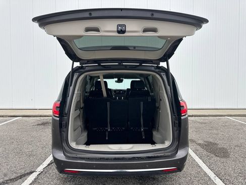 Used 2023 Chrysler Pacifica Touring-L FWD image 19