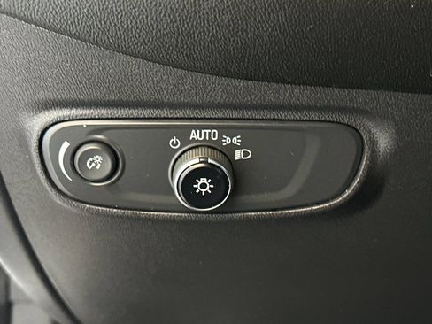 Used 2021 Chevrolet Equinox LS w/ LS Convenience Package FWD image 35