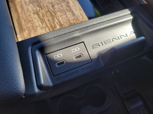 Used 2025 Toyota Sienna Limited image 17