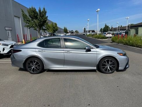 Used 2021 Toyota Camry SE FWD image 4