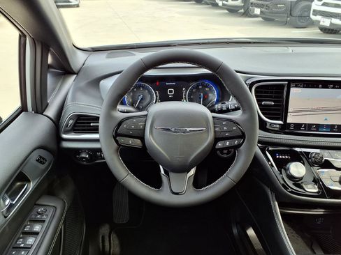 New 2026 Chrysler Pacifica Limited w/ S Appearance Package image 11