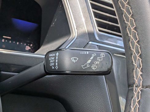 Used 2022 Volkswagen Tiguan SE w/ Panoramic Sunroof Package FWD image 33