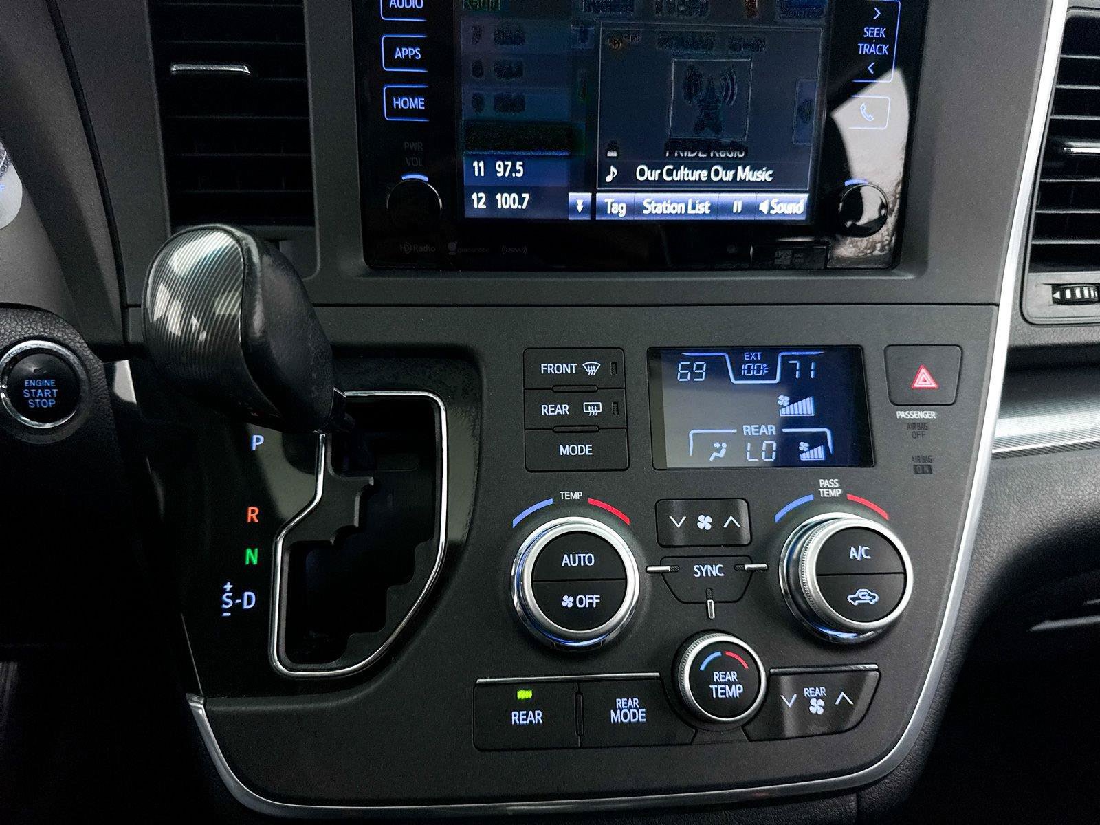 Used 2017 Toyota Sienna SE Premium FWD image 18