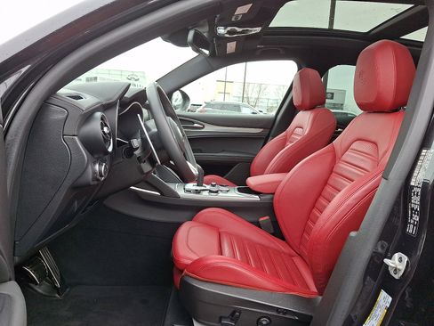 Used 2022 Alfa Romeo Stelvio Veloce image 11