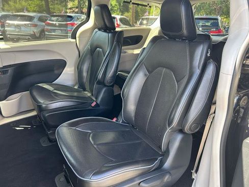 Used 2018 Chrysler Pacifica Limited w/ Advanced Safetytec Group FWD image 15