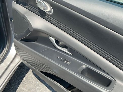 Certified 2025 Hyundai Elantra Limited FWD image 30