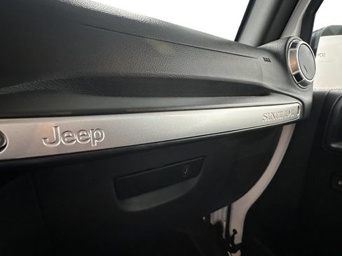 Used 2017 Jeep Wrangler Unlimited Sahara w/ Connectivity Group AWD/4WD image 21