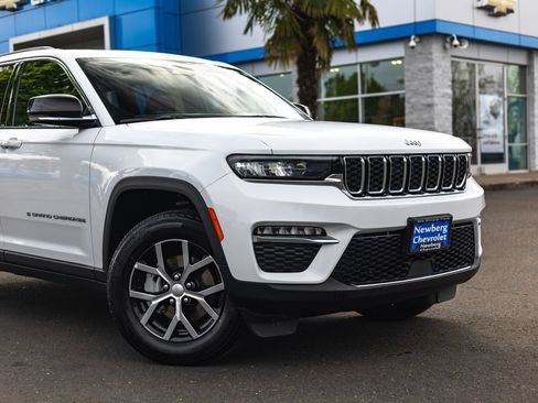 Used 2024 Jeep Grand Cherokee Limited AWD/4WD image 3