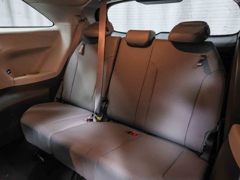 Used 2021 Toyota Sienna XLE FWD image 21