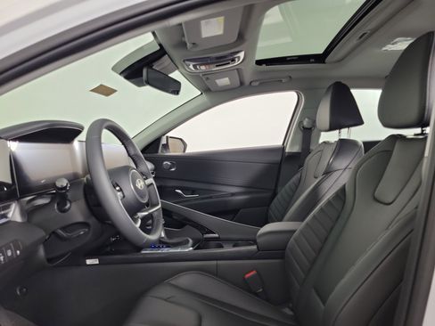 New 2025 Hyundai Elantra Limited image 24